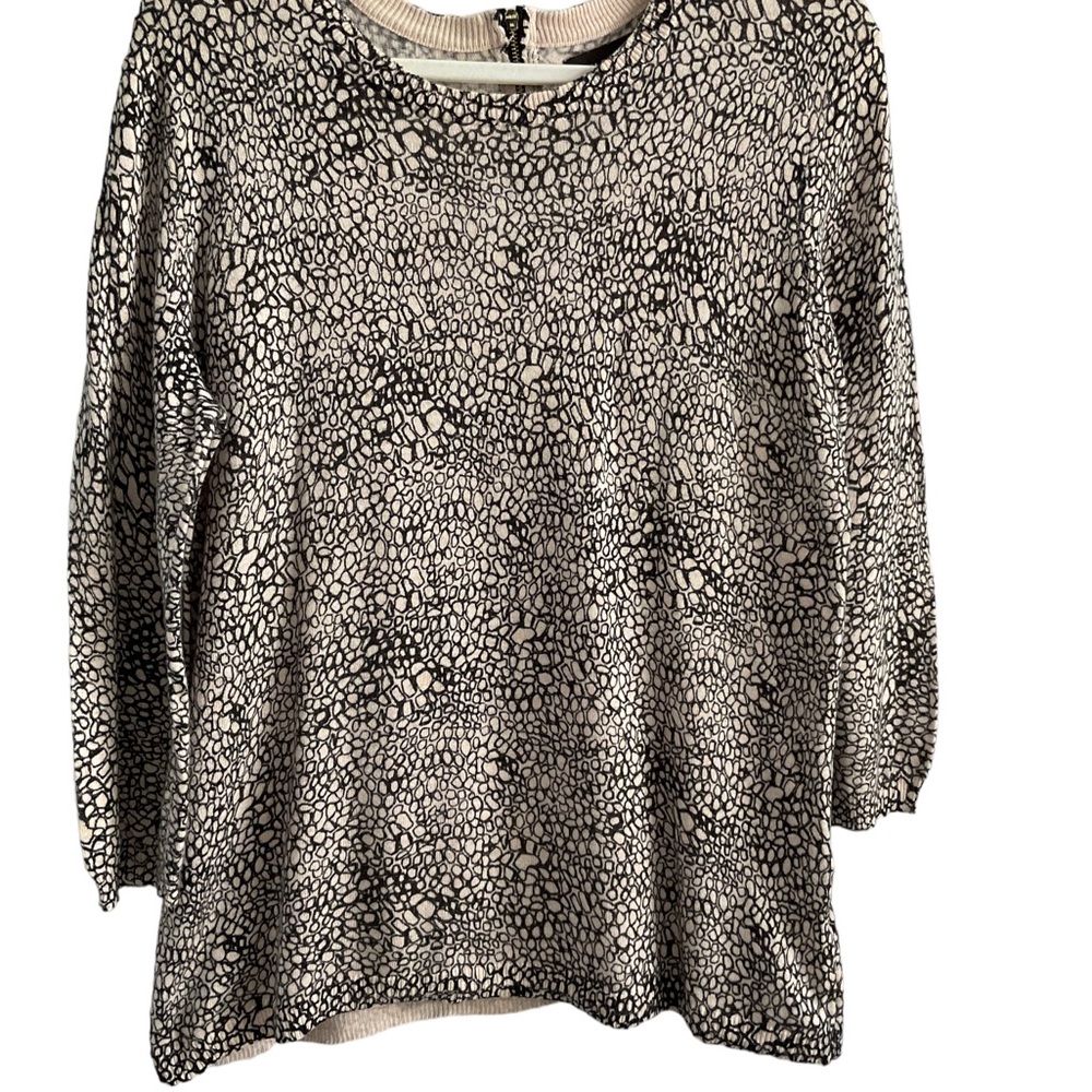 Dana Buchman Leopard Print Lightweight Sweater. Size Medium.